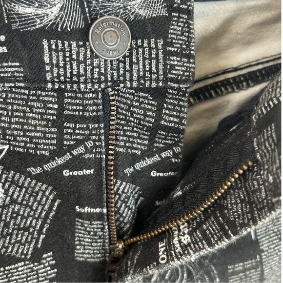 Reformation, High-Rise Bootcut Jean ‘Peyton' Zine Newspaper Print, Black Size 26 - Picture 9 of 17